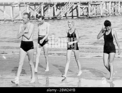 Il conte Haugwitz Revtion va a fare il bagno sul Lido e incontra il marito. Vacanze al Lido a Venezia, il conte Kurt Haugwitz Reventlow ha avuto un incontro con la moglie, l'ex Barbara Hutton, erede di Woolworth, che era anche in vacanza, E il Conte fece successivamente una dichiarazione in cui disse che lui e sua moglie hanno abbandonato ogni speranza di riconciliazione. Resta inteso che il conte discutesse con la Contessa tutta la posizione che sorgesse dal loro estraniamento, compreso il futuro del loro figliuolo, Lance. Con loro sono i signori William Wessel e Hirsch. 21 agosto 1938 Foto Stock