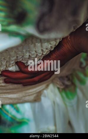 Primo piano di una mano di donna tinta interamente con hennè. Tipico delle donne ortodosse cristiane di Lalibela in Etiopia. Sfondo bianco Foto Stock