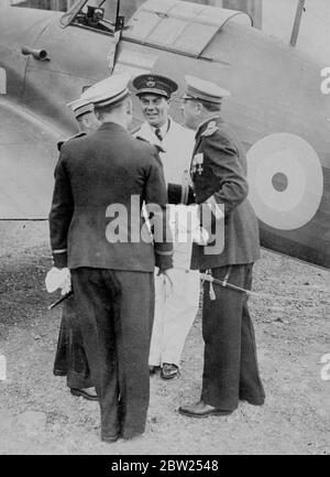 Gli uragani, nonostante la gale, sono stati un nuovo record per il volo da Londra a Parigi. Volare in una gale, un volo di undici Hawker Hurricanes, il più veloce aereo da combattimento in servizio al mondo, ha stabilito un nuovo record di 66 minuti per il volo di formazione da Londra a Parigi. Hanno volato da Northolt per partecipare ad una mostra aerea all'aerodromo di Villacoublay. Foto spettacoli, leader Gillan Squadron, leader del volo, accolto a le Bourget dal comandante dell'aeroporto. Gillan ha recentemente volato un uragano da Edimburgo a Londra a 408 miglia all'ora. 9 luglio 1938 Foto Stock