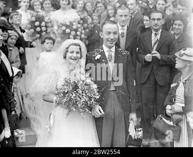 Proprietario del cane derby vincitore è sposato a Brompton Oratory. Il sig. Jack Walsh, proprietario di Lane keel, vincitore del Greyhound Derby, è stato sposato a Brompton Oratory con la sig.ra Ivy Sanders. Il sig. alsh ha mantenuto la promessa alla sua sposa, a Guadalupa aprile, di darle la Greyhound Derby Cup come regalo di nozze. Spettacoli fotografici, lo sposo e lo sposo che lasciano attraverso la grande folla dopo il loro matrimonio di oggi (Domenica). 3 luglio 1938 Foto Stock