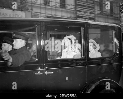 La Regina e le Principesse partono per unirsi a Royal Yacht per una crociera turistica. La regina e la principessa Elizabeth e la principessa Margaret Rose lasciarono Victoria Station per Portsmouth, dove saliranno a bordo del Royal Yacht 'Victoria and Albert' per la loro crociera turistica al largo dell'Isola di Wight e della Costa Est. Il Re scherza il Royal Yacht giovedì. Spettacoli fotografici, la Regina e le Principesse che arrivano alla stazione Victoria per entrare a Portsmouth. 26 luglio 1938 Foto Stock