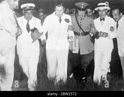 Bruno Mussolini a Rio dopo aver spezzato l'Atlantico del Sud. Un record. Queste foto, appena ricevute a Londra dall'aereo di Rio de Janeiro, sono state scattate dopo l'arrivo di Bruno Mussolini. Figlio di 19 anni del dittatore italiano dopo un record traversata dell'Atlantico meridionale. Un altro aereo pilotato dal colonnello Bisto, anch'esso arrivato, un terzo atterrando a Port Natal a causa di problemi al motore. Mussolini e Bisec hanno completato il volo di 6000 miglia da Roma e 39 ore e 35 minuti. L'attraversamento di 2000 miglia da Natal, Brasile, è stato effettuato in circa 8 1/2 ore-2 1/2 ore in meno rispetto al record stabilito dai francesi Foto Stock