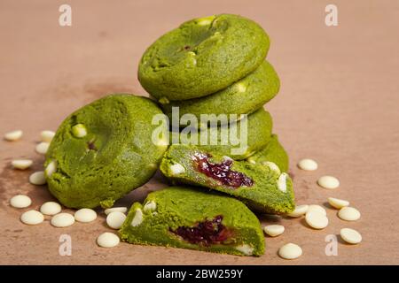 Biscotto Matcha con scaglie di cioccolato bianco riempito con frutti rossi Foto Stock