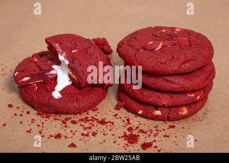 Biscotti al velo di velluto rosso ripieni di cheesecake allo yogurt Foto Stock