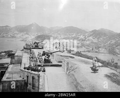 La Gran Bretagna rafforza le difese di Hong Kong mentre la guerra giapponese di sino minaccia la colonia. Con le ostilità giapponesi di sino che si stanno avvicinando in modo pericoloso, la Gran Bretagna sta rafforzando le sue difese a Hong Kong, la colonia vitale al largo della costa sudorientale della Cina. Spettacoli fotografici, una batteria anti-aereo inglese che protegge il porto di Hong Kong. 3 febbraio 1938 Foto Stock