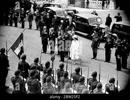 Il re svela il memoriale di guerra australiano a Villers Bretonneux. Il Re e la Regina hanno partecipato all'ultima cerimonia della loro visita di Stato in Francia, quando, alla presenza del Presidente Lebrun, sua Maestà ha svelato il memoriale di guerra australiano a Villers Bretonneux. Spettacoli fotografici, il Re e la Regina, chiacchierando con gli ex-servemen australiani alla cerimonia. 22 luglio 1938 Foto Stock