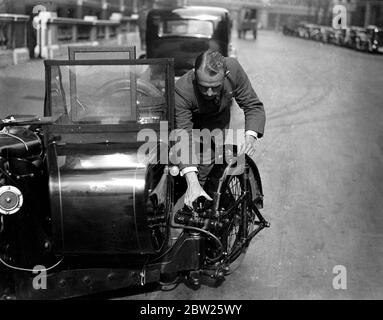 Una ruota che ruota parzialmente ruota e parzialmente scivoli viene utilizzata per rilevare le cattive superfici sulle strade britanniche. La ruota è fissata ad un angolo di 18Â° ad una combinazione di motociclette e il suo comportamento su tutti i tipi di superfici stradali è registrato su un Graaf portato nel sidecar. Per le misurazioni standardizzate viene utilizzato uno pneumatico liscio, che deve essere sostituito ogni 60 miglia. Lo scopo principale della nuova macchina è di testare materiali stradali sperimentali, strade di accesso e "punti neri" per vedere se il fondo stradale è la causa dell'incidente. Per le motociclette, costruite per il Ministero dei Trasporti, sono in uso a Lond Foto Stock