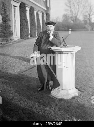 Il Vescovo di Londra festeggia l'ottantesimo compleanno. Il Vescovo di Londra, il Dr. Arthur Foley Winnington Ingram, che celebra il suo 80° compleanno, ha trascorso una mattinata impegnativa al Fulham Palace leggendo messaggi di congratulazioni. Spettacoli fotografici, il Vescovo di Londra, leggendo telegrammi di congratulazioni per il suo compleanno nel giardino di Fulham, Palace. 26 gennaio 1938 Foto Stock