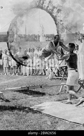 Mussolini mette i suoi leader attraverso la brinda. Il Signore Achille Starace, Segretario Generale del Partito fascista, vaulting malvagi bayonets in uno dei test di idoneità fisica per i funzionari fascisti istituiti da Mussolini e svolti al Mussolini Forum di Roma sotto l'occhio del Duce. I leader nazionali sono stati obbligati a fare un'volta a cavallo, a liberare una fila di baionette e a saltare un carro armato. Il Signor Starace e altri sette concorrenti sono stati gli unici a completare con successo il test. 2 luglio 1938 Foto Stock