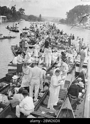 Folla alla moda al Boom di Henley. La folla alla moda che si allinea al boom sul famoso tratto del Tamigi durante il giorno delle finali alla regata reale di henley. 2 luglio 1938 Foto Stock