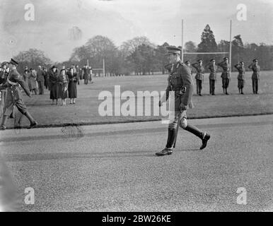 Il nuovo comandante prende il comando alla sfilata dei cadetti di Sandhurst. Il maggiore generale T R Eastwood, DSO, di 47 anni, ha effettuato oggi la sua prima ispezione (domenica) . Quando ha assunto il posto di comandante del Royal Military College, Sandhurst (Surrey). Il generale maggiore Eastwood è uno degli ufficiali nominati sotto la "campagna di erit before seniority" del ministro della guerra. Spettacoli fotografici, il maggiore Generale T R Eastwood a piedi sul terreno della sfilata. 30 gennaio 1938 Foto Stock