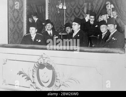 Il King Farouk apre il Cotton Congress. I primi doveri ufficiali da quando è il matrimonio. Re Farouk d'Egitto, ha fatto la sua prima apparizione ufficiale dal suo matrimonio quando ha aperto il Congresso Internazionale del cotone alla casa dell'Opera al Cairo. Spettacoli fotografici, Re Farouk (a sinistra) con il principe Abel Monein e Mohamed Mahamed Pasha, il primo Ministro, all'apertura del Congresso. 1 febbraio 1938 Foto Stock