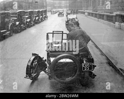 Una ruota che ruota parzialmente ruota e parzialmente scivoli viene utilizzata per rilevare le cattive superfici sulle strade britanniche. La ruota è fissata ad un angolo di 18Â° ad una combinazione di motociclette e il suo comportamento su tutti i tipi di superfici stradali è registrato su un Graaf portato nel sidecar. Per le misurazioni standardizzate viene utilizzato uno pneumatico liscio, che deve essere sostituito ogni 60 miglia. Lo scopo principale della nuova macchina è di testare materiali stradali sperimentali, strade di accesso e "punti neri" per vedere se il fondo stradale è la causa dell'incidente. Per le motociclette, costruite per il Ministero dei Trasporti, sono in uso a Lond Foto Stock