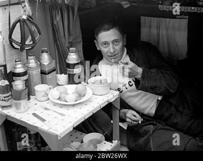 Colazione a letto durante la corsa ciclistica di sei giorni. La seconda gara ciclistica di sei giorni è in corso presso l'Empire Pool di Wembley, Londra, essendo iniziata pochi minuti dopo mezzanotte. Spettacoli fotografici, J Collard, meccanico della squadra olandese, con colazione a letto. 2 maggio 1938 Foto Stock