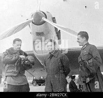 Tre aerei sovietici Mikhall M. Gromov Major A.B.Yumashev, e l'ingegnere S.A Danilin, in procinto di decollo dall'Aerodromo di Shchelkovo vicino Mosca, sono atterrati vicino a San Jacinto 70 miglia ad est di Los Angeles dopo un volo sul Polo Nord per rompere il record mondiale di lunga distanza. I russi volarono 6625 miglia in 61 ore e sette minuti circa 1000 miglia meglio del precedente record stabilito da Codos e Rossi di Francia. 15 luglio 1937. Foto Stock