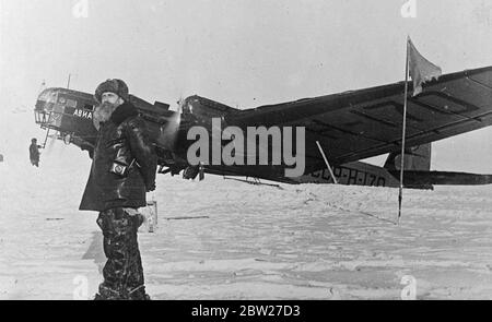 Queste immagini, le prime mai realizzate al Polo Nord, sono state volate a Mosca e da lì a Londra. La spedizione scientifica sovietica guidata dal professor otto Schmidt è riuscita a stabilire su un ghiaccio galleggiante nel deserto congelato da cui preziose informazioni scientifiche e regolari rapporti meteo sono ora inviati per la prima volta dalla radio nella storia. Il professor otto J. Schmidt, capo della spedizione, con uno dei monolani giganti del partito al Polo Nord. 28 giugno 1937 Foto Stock