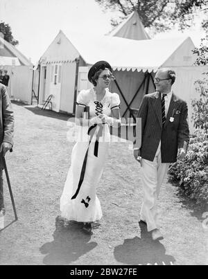 Con l'ondata di caldo come incoraggiamento, la Regata reale di Henley invidiava con Ascot in una varietà di suoi abiti. Una moda bianca alleviato dalla rifinitura nera a Henley. 3 luglio 1937 Foto Stock