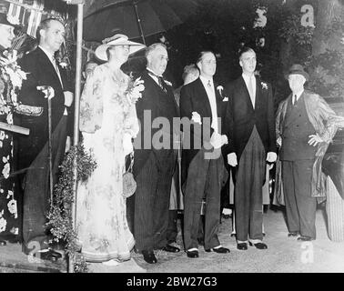 Il presidente Franklin D. Roosevelt con la sua famiglia al matrimonio del figlio. Da sinistra a destra: Sara Delano Roosevelt; John Boettiger; Roosevelt; Roosevelt; Roosevelt, Elliott Roosevelt e John Roosevelt, che hanno agito come miglior uomo per suo fratello. Il matrimonio di centomila sterline collegò le due famiglie più famose degli Stati Uniti quando Franklin D. Roosevelt Jr sposò Miss Ethel du Pont a Christchurch vicino a Greenville, Delaware. 8 luglio 1937 Foto Stock