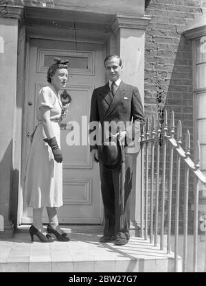 Margaret Campbell con la sua fidanzata, il principe Ludwig d'Assia dopo l'annuncio del loro impegno. È figlia di un ex ambasciatore britannico in America, Sir Auckland Geddes, e nipote del compianto Sir Eric Geddes, creatore delle misure economiche del dopoguerra note come Geddes Axe. È il secondo figlio del Granduca di Assia e un nipote grande della Regina Vittoria. 16 luglio 1937. Foto Stock