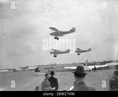 Aerei che volano sulle centinaia di auto usate come tribune dai loro proprietari all'annuale Royal Air Force Pageant all'Aerodromo di Hendon. Gli ultimi aerei da guerra e i migliori piloti hanno dato una mostra emozionante alla presenza del Re e della Regina e di altri membri della Famiglia reale. 26 giugno 1937 Foto Stock