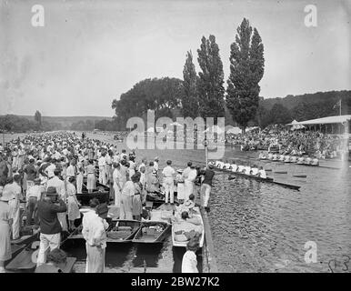 L'equipaggio tedesco vince la Grand Challenge Cup a Henley. L'equipaggio tedesco, Rudergeselllschaft 'Viking'one della Grand Challenge Cup, Premier Trophy della regata, bianco sconfiggendo l'equipaggio 'A' del Jesus College (Cambridge) ad Henley. Foto mostra, l'equipaggio tedesco (più vicino) che vince la Grand Challenge Cup a Henley. 3 luglio 1937 Foto Stock