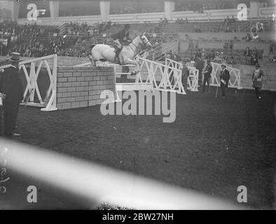 Miss Sybil Appleby su Bitter Sweet facendo uno dei salti più raffinati che ha conquistato il suo secondo posto nella competizione di salto al 25° International Horse Show di Olympia. 18 giugno 1937 Foto Stock