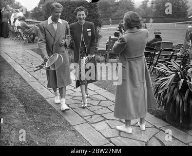 Filmare Bunny Austin e sua moglie, dopo Wimbledon tennis partito. Il principe Arthur di Connaught e molti famosi tennisti erano presenti alle partite di tennis sul prato e al torneo americano tenutosi a 41, West Hill, Highgate, prestato da Sir Arthur e Lady Crosfield. 5 luglio 1937 Foto Stock