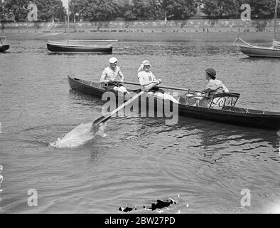 I vogatori sordi e ciechi di St Dunstans partano dalla Club-house sul Tamigi a Putney. Alla regata hanno preso parte due uomini tedeschi accecati dalla guerra. 14 luglio 1937. Foto Stock