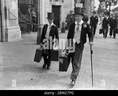 Due ragazzi Eton carichi di pesantezza a Lord's per la partita di cricket Eton - Harrow. Harrow sta tentando di segnare la prima vittoria di cricket dal 1908 sopra i loro grandi rivali, Eton, nella partita annuale di due giorni. 9 luglio 1937 Foto Stock