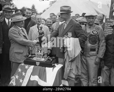 La Gran Bretagna mantiene la Pershing Cup sconfiggendo il team americano di fucili a piccolo foro a Bisley, Surrey. La partita è stata la prima che si è svolta da quando il Generale Pershing ha presentato la Coppa nel 1931, quando la Gran Bretagna ha vinto il trofeo. Major Sutton, capitano della squadra inglese (sinistra), si congratulava con K. N. Moor, leader della squadra americana. 10 luglio 1937 Foto Stock