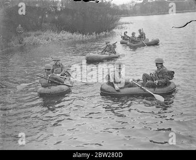 Truppe ford Lago in aeronaporto alla dimostrazione Aldershot. Le ultime attrezzature e i metodi di addestramento dei distaccamenti di fanteria dell'esercito britannico hanno dimostrato dal primo Battlalion il reggimento di Staffordshire del sud in una serie di esercitazioni a Mytchett, vicino Aldershot, Hampshire. Mostre fotografiche, , truppe che forgiano il lago Mytchatt in Aero Boats pneumatici. Le barche, che possono essere ripiegate in un piccolo spazio, portano due uomini con le loro attrezzature. 21 gennaio 1938 Foto Stock