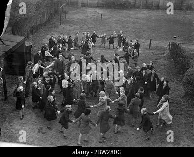 Gli studenti vicino a Soestdijk si preparano ad accogliere il bambino della principessa Juliana. Il villaggio di Baarn, vicino al Palazzo Soestdijk, si prepara a festeggiare in grande modo. L'arrivo del bambino della principessa Juliana. Musica e ballerini per bambini svolgeranno un ruolo di primo piano nelle feste. Foto spettacoli, scolari di Baarn che provano le danze nei terreni scolastici in preparazione alla nascita reale. 19 gennaio 1938 Foto Stock