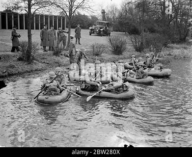 Truppe ford Lago in aeronaporto alla dimostrazione Aldershot. Le ultime attrezzature e i metodi di addestramento dei distaccamenti di fanteria dell'esercito britannico hanno dimostrato dal primo Battlalion il reggimento di Staffordshire del sud in una serie di esercitazioni a Mytchett, vicino Aldershot, Hampshire. Mostre fotografiche, , truppe che forgiano il lago Mytchatt in Aero Boats pneumatici. Le barche, che possono essere ripiegate in un piccolo spazio, portano due uomini con le loro attrezzature. 21 gennaio 1938 Foto Stock