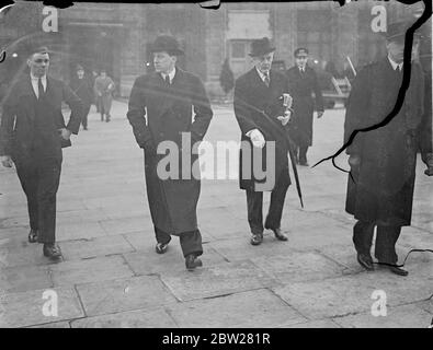 Home Office Air RAids capo di precauzione vola a Berlino. Geoffrey Lloyd, sottosegretario parlamentare dell'Ufficio d'abitazione, dove è capo del lavoro di prevenzione del raid aereo, ha lasciato l'aerodromo Croydon per l'aereo di Berlino, dove deve studiare il metodo di precauzioni per il raid aereo favorito dalle autorità tedesche. Successivamente si rechi a Parigi, dove studierà il sistema francese a breve distanza. Mostre fotografiche, MR Geoffrey Lloyd (a sinistra) con il maggiore Fraser del Dipartimento di Precauzioni per le Ausili aeree alla partenza da Croydon. 18 gennaio 1938 Foto Stock