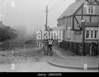 I nomi sono gli stessi, ma che differenza!. Cheapside va rurale, una corsia di campagna a Rayleigh, Essex, con lo stesso nome della trafficata via di Londra. I due Cheapsides non hanno altro in comune. 12 gennaio 1938 Foto Stock