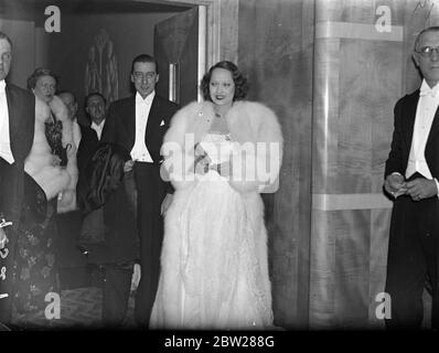 Merle Oberon alla Premiere del suo nuovo film, nonostante svenimento fit. Merle Oberon , ha partecipato alla prima del suo nuovo film 'Devoce of Lady X'at the Odeon, Leicester Square, nonostante il fatto che prima del giorno si era svenuto mentre lavorava ad un nuovo film agli studi di Denham. Doveva essere portata a casa da Denham. Spettacoli fotografici, Merle Oberon arrivo per il Premier. 6 gennaio 1938 Foto Stock