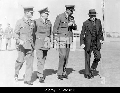 Capo RAF al Cairo, ispezionando le stazioni dell'aeronautica nell'est. Il maresciallo aereo Sir Edward Ellington, ispettore generale della Royal Air Force, è arrivato all'Aerodromo dell'Aeronautica militare reale, il Cairo, durante il suo tour di ispezione delle stazioni RAF nel Vicino e nell'Estremo Oriente. Sir Edward è sulla strada per Hong Kong via India e Singapore. Spettacoli fotografici, Air Marshal Sir Edward Ellington (a destra) con sinistra-destra, Air Commander Walsher, Group Captain Collishaw e Air Vice Marshal McLean (ufficiale che comanda Royal Air Force Medio Oriente) presso il REF aerodromo, il Cairo. 7 gennaio 1938 Foto Stock