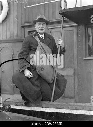 Il postino sul fiume Gravesend ha fatto il suo "round" da 50 anni. Herbert Fethergill sta completando 50 anni, servizio come postino fluviale a Gravesend. Il suo "round" va da Higham bight a Deep Water Wharf, Northfleet, a una distanza di 8 miglia. Sebbene abbia ormai 72 anni, Fethergill è ancora abbastanza agile da imbarcarsi a bordo delle navi per consegnare la posta. Nonostante la sua lunga carriera, Fethergill non ha mai avuto un'uniforme, anche se i parlamentari locali hanno cercato di ottenerne uno per lui. Non può nuotare, anche se suo padre era un pilota fluviale per 50 anni, e i suoi due figli sono uomini d'acqua. Mostre fotografiche, onorevole Herbert Foto Stock