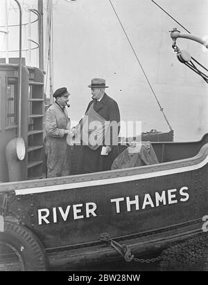 Il postino fluviale di Gravesend ha fatto il suo 'round' da 50 anni. Herbert Fethergill sta completando 50 anni, servizio come postino fluviale a Gravesend. Il suo "round" va da Higham bight a Deep Water Wharf, Northfleet, a una distanza di 8 miglia. Sebbene abbia ormai 72 anni, Fethergill è ancora abbastanza agile da imbarcarsi a bordo delle navi per consegnare la posta. Nonostante la sua lunga carriera, Fethergill non ha mai avuto un'uniforme, anche se i parlamentari locali hanno cercato di ottenerne uno per lui. Non può nuotare, anche se suo padre era un pilota fluviale per 50 anni, e i suoi due figli sono uomini d'acqua. Mostre fotografiche, onorevole Herbert Foto Stock