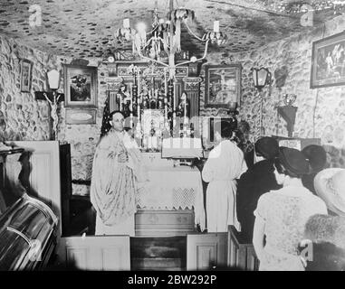 Italiano costruisce la chiesa a casa sua. Per una religione di famiglia. La seguente religione personale basata sulla sua 'comprensione e sognare', Gabriel Pizzuti, residente italiano in America, ha costruito la sua propria cappella accanto alla sua casa a St Paul, Minnesota. Nel suo giovane italiano Pizzuti studiò per il sacerdozio cattolico romano, ma lasciò la chiesa e andò in America. Spettacoli fotografici, Gabriel Pizzuti che conduce servizi nella propria Cappella di San Gabriele. Il figlio Gabriele lo assiste e la sua famiglia forma la congregazione. Foto Stock