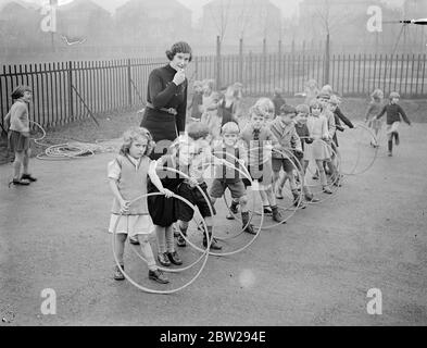 Insegnante campione sprint per rappresentare l'Inghilterra in occasione di un evento femminile a Empire Games. La sig.ra Dorothy Saunders, campionessa inglese di sprint, che è insegnante alle scuole di Marlborough, Isleworth, Middlesex, è stata scelta come una delle ragazze per rappresentare l'Inghilterra negli eventi femminili ai giochi dell'Impero a Sydney, Australia. Partirà per l'Australia all'inizio del mese prossimo. 22 novembre 1937 Foto Stock