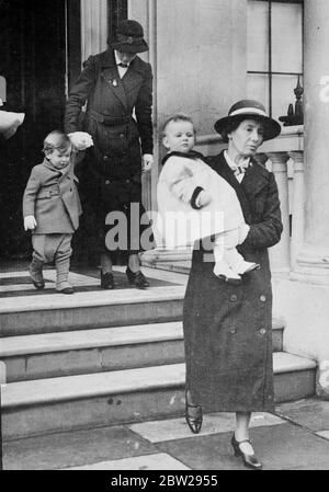 Il Principe e Principessa del bambino lascia Londra a casa per Sandringham. Il Principe Edoardo e la Principessa Alexandra, figli del Duca e della Duchessa di Kent, partirono, alla stazione di Liverpool Street per Sandringham dove trascorreranno il Natale con i loro genitori e il Re e la Regina. La principessa Alexandra festeggerà il suo primo compleanno a Sandringham il giorno di Natale. Spettacoli fotografici, il Principe Edoardo e la Principessa Alexandra, lasciando piazza Belgrave per Sandringham. 23 dicembre 1937 Foto Stock