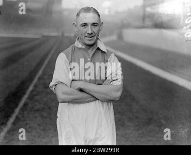 Le nuove pratiche "Hope" dell'Arsenal a Highbury. Gallese internazionale, da Coventry. Leslie Jenkins Jones, ex briciolo di Aberdare che recentemente ha guadagnato il suo sesto cappello per il Galles, è stato firmato da Arsenal e ora sta esercitando a Highbury per la partita contro Grimsby domani (sabato). Arsenal ha pagato una grande tassa di trasferimento a Coventry City per Jones e ha anche dato Davidson, il loro scozzese Inside in avanti in cambio parziale. Si spera ora che l'Arsenale spezzerà l'incantesimo della sfortuna. Non hanno vinto una partita per un mese. 5 novembre 1937 Foto Stock