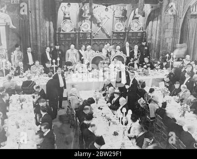 Il re Leopoldo riceve il discorso dal sindaco di Londra a Guildhall. Re Leopoldo dei Belgi, che stava facendo una visita di Stato in Inghilterra, ha ricevuto un discorso di benvenuto dalla Corporation of the City of London, dopo aver guidato in stato attraverso le strade fino alla Guildhall. Il sindaco, Sir Harry Twyford, ha presentato l'Discorso in una cassa d'oro. Guardato dai funzionari della città e dai membri del gabinetto. Foto, il registratore di Londra (il giudice Gerald Dobson) leggere l'indirizzo di benvenuto al re dei belgi. Il sindaco, Sir Harry Twyford, ha presentato in seguito l'Discorso in un gol Foto Stock