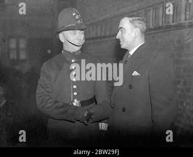 Il PC non-nuoto riceve il premio per il salvataggio di annegamento uomo. Per salvare un uomo da annegare nel canale di Regents, 45-year-old polizia stabile George A Wood, della stazione di strada della città, ha ricevuto una presentazione a Bow Street. Anche se non è in grado di nuotare, sarebbe saltato in acqua completamente vestito. Si ritira presto in pensione. 2 dicembre 1937 Foto Stock