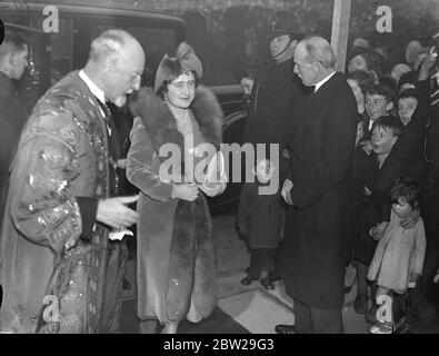 La Queen apre un nuovo centro benessere per bambini a Pimlico. La Regina, accompagnata da Lady Helen Graham, Lady in Waiting, e Captain Streatfield, segretaria privata ha aperto il centro di maternità e benessere per bambini del consiglio comunale di Westminster all'angolo tra Bessborough Street e Lupus Street, Pimlico. Spettacoli fotografici, la Regina, con un cappello di moda impressionante, arrivando al centro. 25 novembre 1937 Foto Stock