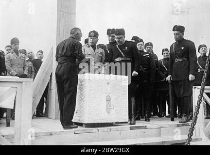 Il Signore Mussolini pone la pietra di fondazione del primo edificio di Roma, 1941, mostra. Il Signore Mussolini ha gettato le fondamenta del primo edificio della grande esposizione universale che si aprirà, nei pressi di Roma nel 1941. Mostre fotografiche, il Signore Mussolini che posa la pietra di fondazione. Accanto a lui, sulla destra, si trova Sen Gini, Commissario Generale della mostra. 22 ottobre 1937 Foto Stock