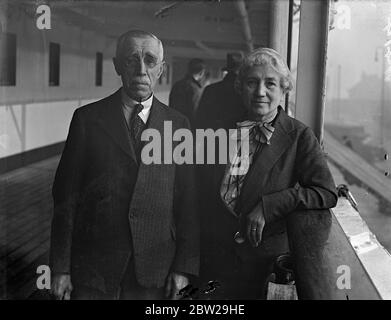 La coppia lascia Londra in un tour dell'Africa. Lasciando dietro le spalle le ninfee e le uccisioni di Londra, il signor e la signora C. Reed lasciarono West India Docks, sulla nave 'Llandaff Castle' in un tour in Africa. Foto mostra, MR e Mrs C Reed quando hanno lasciato West India Docks. 25 novembre 1937 Foto Stock