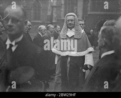 Il sig. Justice Charles in chiesa prima di aprire Kingston Assises. Con la cerimonia tradizionale, gli Assises aprirono a Kingston sul Tamigi, Surrey. Il sig. Justice Charles ha partecipato al servizio divino nella parrocchia di tutti i Santi, in un fanfare di trombe è stato suonato nel mercato da trombettisti scozzesi Grays. Foto mostra, signor Justice Charles, lasciando tutti i Santi Chiesa. Mostre fotografiche, signor Justice Charles, che arrivano alla Chiesa di tutti i Santi per il servizio. 24 novembre 1937 Foto Stock