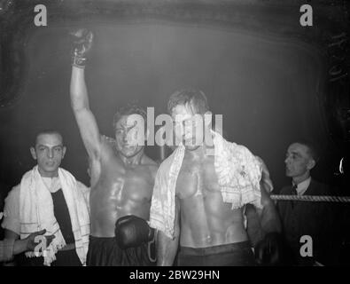 Eddie Phillips ha battuto il campione tedesco sui punti a Londra. Nonostante i tagli su entrambi gli occhi, Eddie Phillips, il peso maggiore di Londra, ha ottenuto una vittoria a punti su Arno Kolblin, campione di Germania ed Europa, in una gara di 12 round all'Harringay Arena di Londra. Foto mostra, Eddie Phillips (a sinistra) e Arno Kolblin, che ha anche un infortunio sotto la sinistra dopo la lotta. 4 novembre 1937 Foto Stock